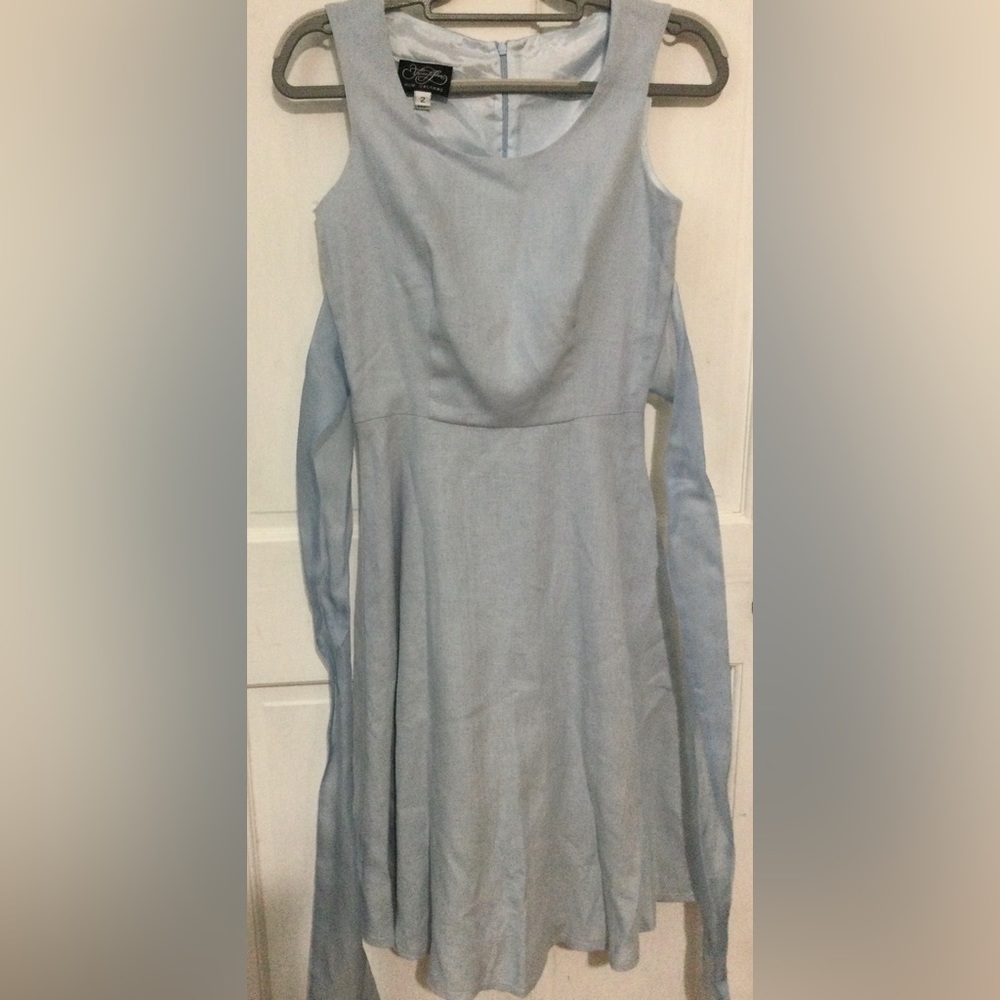 Light blue elegant dress for parties or special ocassions. Size 2